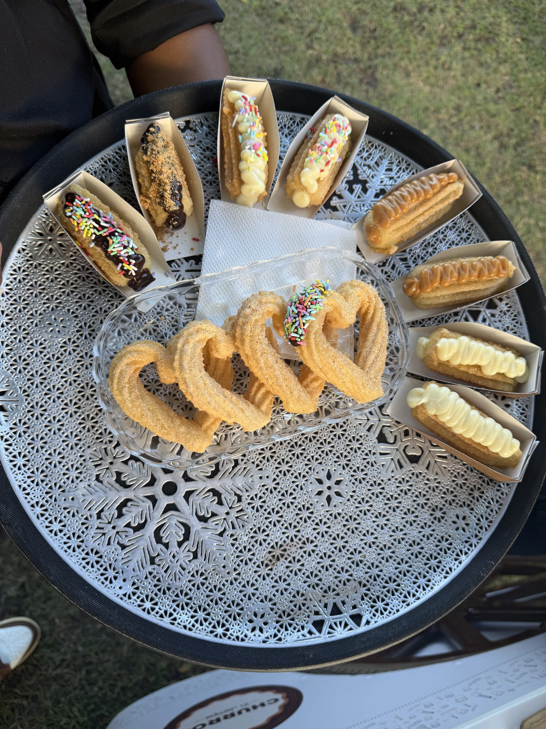 Bandeja artesanal com churros coração e sabores gourmet
